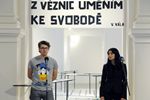 Autoři projektu Věznice: místo pro umění Ondřej Horák a Martina Reková při zahájení výstavy