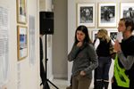 Návštěvníci vernisáže výstavy Element F. Fotografie a umění ve druhé polovině 20. století v Pražákově paláci MG