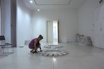 Milena Dopitová při práci na instalaci ve výstavě
