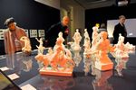 Návštěvníci vernisáže výstavy Keramika období art deco na Moravě. Tvorba Huberta Kovaříka v Uměleckoprůmyslovém muzeu MG