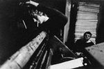Rob Stolk (vlevo) pracující na tiskařském lisu (1966). Fotografie Koen Wessing, ze sbírek Mezinárodního ústavu sociálních dějin (International Institute of Social History, IISG)